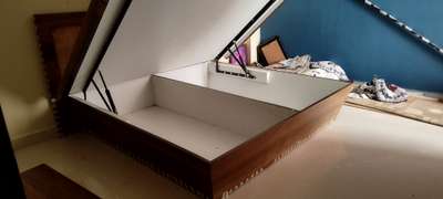 king Size Bed With Hydraulic Top With Angular Design with 1 mm Exterior Laminates And Common White Interior Laminates...
