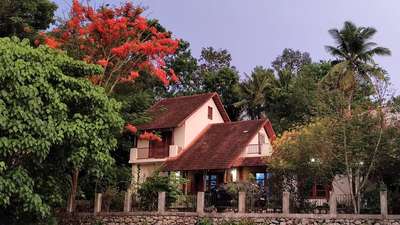 One of our first completed projects..our own home and office "Gulmohar" at Nettayam, Trivandrum. ❤️ A 2100 sqft tropical style residence that is a tribute to imageries of landscape and buildings from our childhood in rural Kerala.. ❤️
#trivandrumarchitects #tropicalhome #studiosusara #athanguditiles #stonefloor #landscape #gulmohar #slopingroof #traditionaltouch