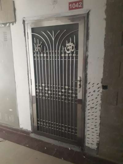 s.s. Main gate / stainless steel Door 




 

 #wood+ss+glass  #sswork  #ssrailngs  #DoubleDoor  #DoorsIdeas