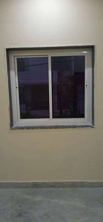 silaiding window   ₹ 300 par skrfit