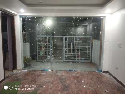 12.mm Clear Toughend Glass Partition With Door and Flooring Machine For Home And Office Use