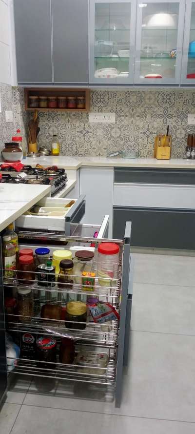 oil pullout, tandem boxes, meal safe and dining pullout
#custominterior #modernhousedesigns #premiumkitchen #luxurykitchen #customizedkitchen#ebco#softclose#modularkitchen#oilpullout#tandemboxes#kitcheninterior#pvckitchendesigns#gprofile#aluminiumkitchen#intsignhomeinteriors