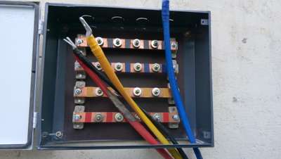 100A temporary basbar box installation. 
. 
. 
. 
. 
#electricalcontractor #electricalwork #Electrician