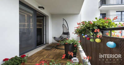 Urban Balcony Relaxing #InteriorDesigner #IndoorPlants #compussinteriors #interiorcompany #WoodenBalcony #BalconyGarden #GlassBalconyRailing