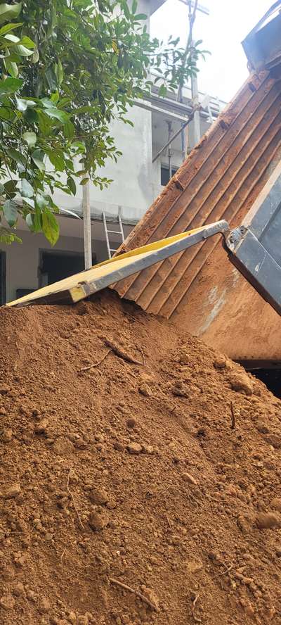 തറയിൽ നിറക്കുന്നതിനും leveling നും ഉള്ള ചുവന്ന മണ്ണ് സൈറ്റിൽ എത്തിച്ചു നൽകുന്നു