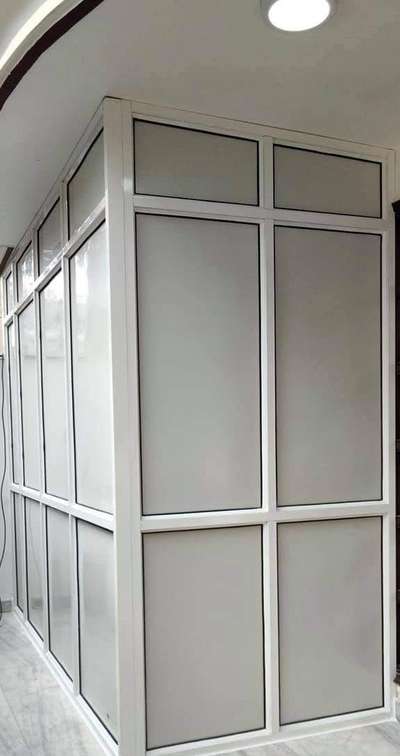 m.971842962  

aluminium partition 
R.s 220 +. 450