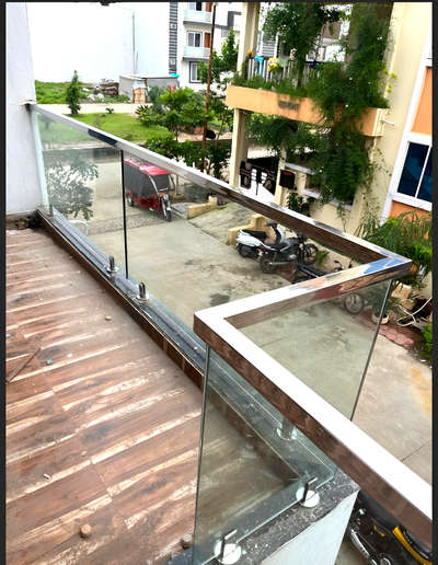 Call 8770076499 #
SS Squre Pipe Railing With Glass 

#SteelStaircase #handrailing #railling  #ElevationHome  #steelrailing