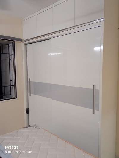 sliding wardrobe with concealed handle