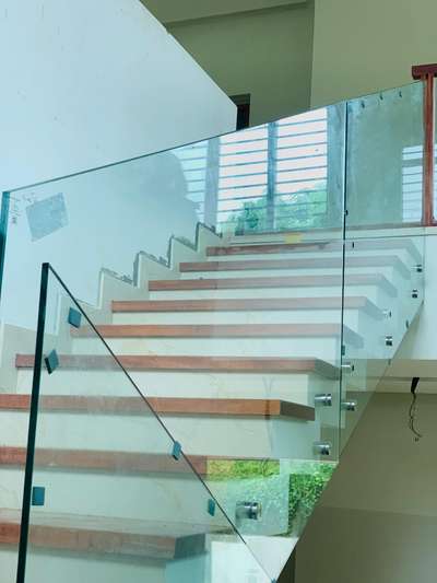 #GlassHandRailStaircase  #toughenedglass