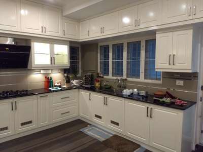 Kitchen backsplash with colour mirror glass