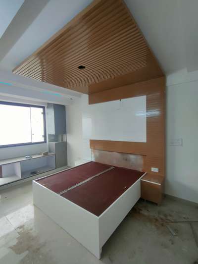 Doble bed
 #doublebed  #BedroomDecor  #MasterBedroom  #KingsizeBedroom  #WoodenBeds  #decopaint  #Architectural&Interior  #InteriorDesigner  #tyagiconstructions
