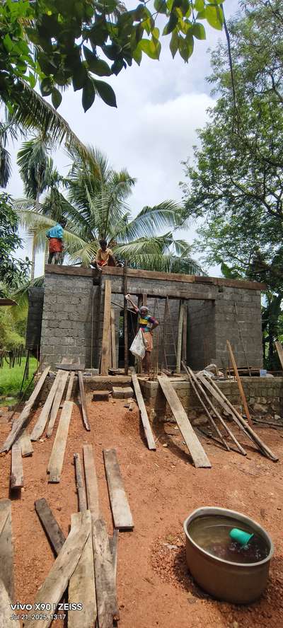 traditional Kerala home. #mezzaninefloor #VboardPartition #RoofingIdeas #ClayRoofTiles #xlpe