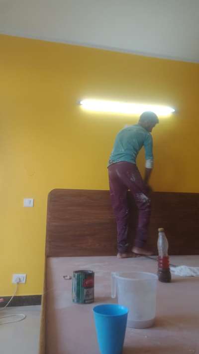 #Painter  #royalpaint  #wood_polishing  #polishedbed 
thi wall painted with Royal paint & this bad polished from me 
Royal paint with dubul base with wall banda chak mitti 40 per sq ft
& polish 150 per sq ft
for any paint polish work contact me 7505757429