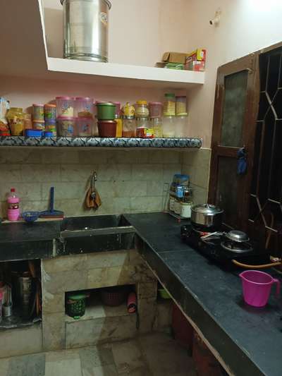 1 standard size Modular Kitchen banvani hai