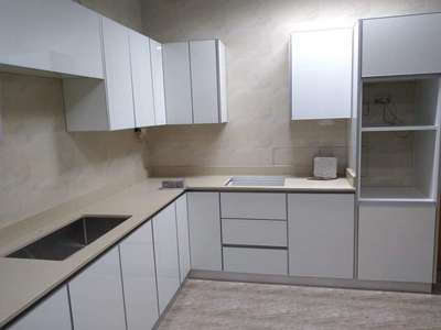 aluminium kitchen #ClosedKitchen  #KitchenIdeas  #LargeKitchen  #LShapeKitchen  #KitchenCabinet