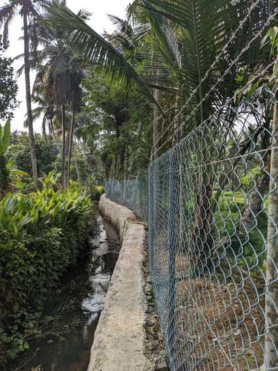 Chainlink and Barbed wire are the best combos when it comes to stop intrusions from humans and animals alike!
#fence #quickfence #chainlink #barbedwire #high_security