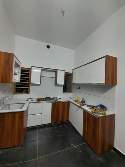 This is a new profile kitchen with tandem prolift and basket
In which GTPT and open box complete new kitchen design