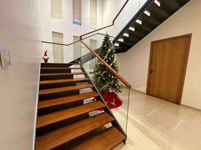 Meral frame wood step with glass rail