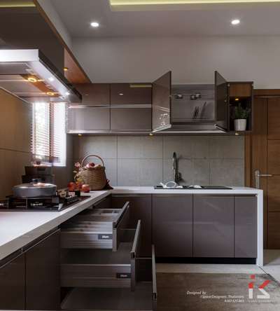 #ClosedKitchen  #KitchenIdeas  #LargeKitchen  #KitchenCabinet  #KitchenRenovation  #WoodenKitchen  #ModularKitchen  #KitchenInterior  #InteriorDesigner  #KitchenInterior