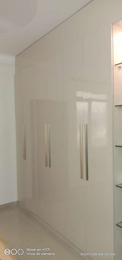 wardrobe in high gloss