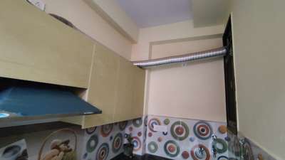 kitchen me front wali cabinets bani hui he, upar ceiling tak banwani he, aur right side me jaha Chimney ka pipe ja rha he waha par front wali aur upar ceiling tak dono cabinets banwani he, kitchen slab ke neeche wali bani hui he