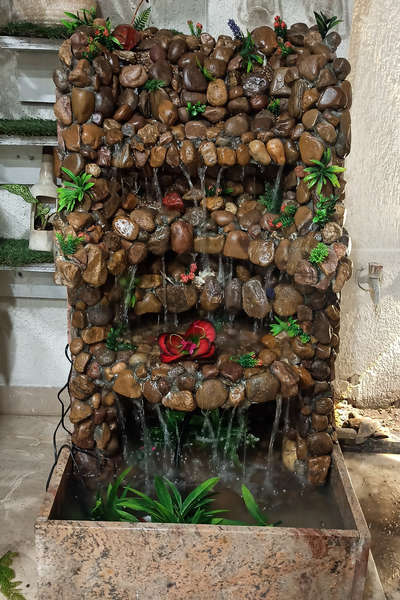 Natural stone fountain executed for small space garden at Chuna Bhatti Bhopal.

DM for orders and enquiries.
#bhopal #creativegardens #creativity #gardens  #plannters #naturalgardens #nature #bestgardens #fountains #annudaycreativegardening #artificialgrass #artificialgrassexperts #bamboowork