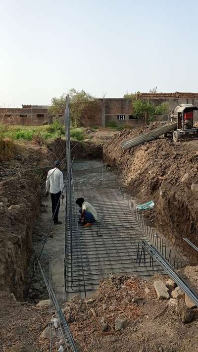 retaining wall work running