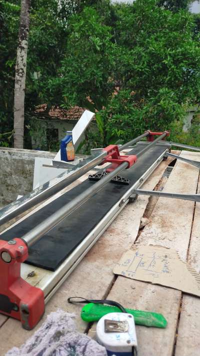 manual tiles cutting