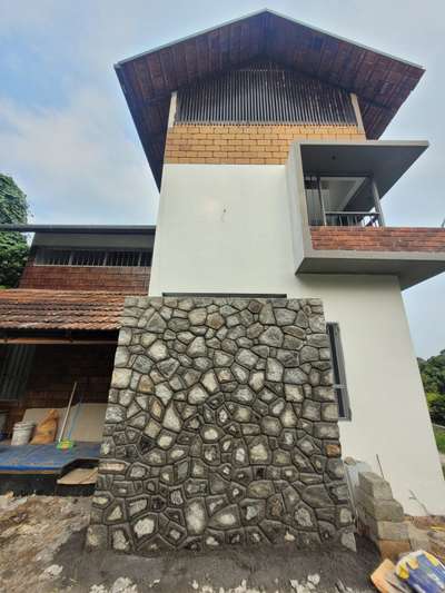 #stonewall #stonework #ContemporaryHouse #KeralaStyleHouse #keralaplanners #keralatraditional #keralahomeinterior