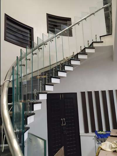 Steel Railing With Customised glass 
 #GlassHandRailStaircase 
#StainlessSteelBalconyRailing 
#intiriordesign #HomeAutomation #FlooringTiles #railling #railing #Railings #railingglass #railingstainlessteel