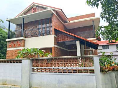 Tropical, compact  residence completed in 2024 at Kayamkulam, Kerala..6 cents, 1700sqft, 3 bedroom and artists workspace❤️
#tropicaldesign #residencedesignkerala #alappeyarchitects #tropicallandscape #exposedbrickwall #terracottajali #trussroof #compacthouse