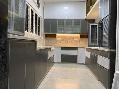 fully customized modular kitchen with softclose technology #ModularKitchen #ushapekitchen #KitchenInterior #KitchenCabinet #KitchenRenovation #homeinterior #gprofiles #aluminiumkitchendesigner #aluminiumkitchen #modernkitchens