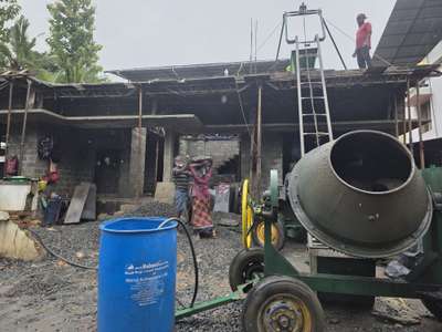 ongoing roof concrete at Maradu

Client name-Mr.Shinas

 #homeconstruction
#homedesign
#homeplans
#interiordesigns  
#ElevationHome 
#HouseConstruction