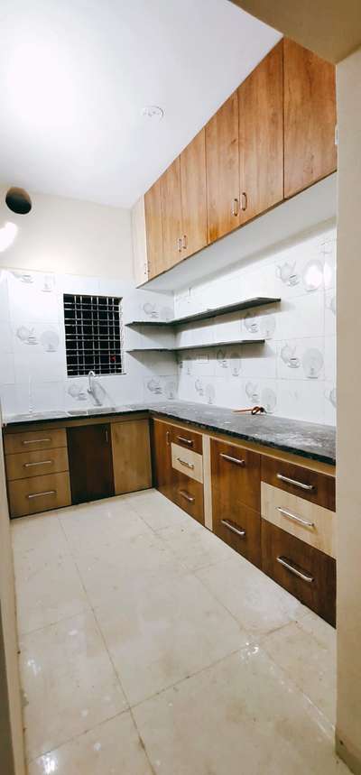 L shaped kitchen
.
.
.
.
.
.
 #KitchenIdeas  #LargeKitchen  #ModularKitchen  #furnitures  #Carpenter