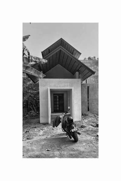 Ongoing project @ Cheruplassery for Mr.Ali and family#TraditionalHouse #SlopingRoofHouse #boxtype #exposed #moderndesign