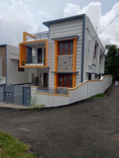 vattiyoorkavu Moonnammodu 4 bedroom 4 cent 72 laksham. 7025569233.