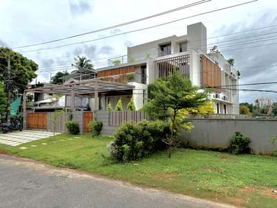 Haneefa Residence, Aluva, Ernakulam.

Completed in 2024.
Design follows a very transparent and interconnected spaces planning pattern, opening the south faces to the north. The common spaces don’t have a visible division, which creates flowing spaces, but still identifies the function. The south-western faces are shaded and has filtered light and ventilation entering, opening up to the larger open spaces of the north face. The back yard faces Periyar river and the wider opening automatically enhances the view to the river. The design is largely straight lines, open and tall volumes with fenestrations and the landscape blends in to the spaces wherever possible. All of the family spaces and bedrooms open to the backyard river view giving a calmness to the living spaces. #waterfront #sereneliving #home #tropicalhome #kerala #keralahome #myhome #architecture #peaceful #living #insideoutsideliving