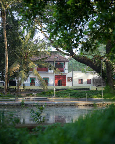 XOLA HERITAGE, ALAPPUZHA 

Transformation of a 9-generation Gujarati trader's residence in
Alappuzha. From a modest home to a serene heritage hotel, blending
traditional charm with contemporary elegance
 
Overlooking the Alappuzha canal, arched windows with corten steel
sunshades blend tradition with contemporary design.
 #heritagestay  #heritagerenovation  #heritage