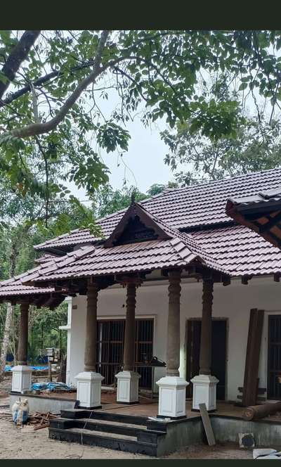 #TraditionalHouse  #KeralaStyleHouse  #keralahomeplans  #keraladesigns  #pillerdesign  #RoofingDesigns  #Tiling