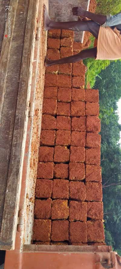 ചെങ്കല്ല് ലഭ്യമാണ്