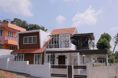 Residence at vazhayila 
claient name : akhilesh 
area : 2200
Location : Vazhayila 
project cost : 35 laks