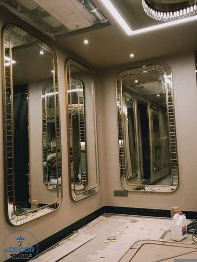 Finding beauty in the symmetry of two mirrors mirroring each other. 🤩🔁💫 #MirrorSymmetry #BathroomCornerMirrors #ReflectiveVibes