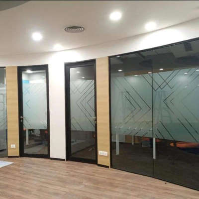 Office Glass Partition 😎
This brings Elegance and luxury in all kinds of surroundings while soundproofing properties allows to work peacefully. ❤️
#glasspartition #glasspartitions #glasspartitionsystems #interiordesign #gurgaoninteriordesigner #partitionsystems