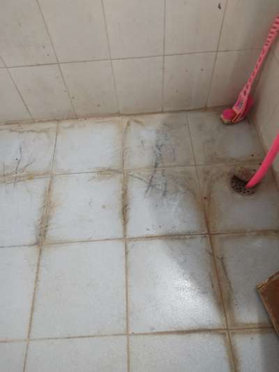 bathroom  me purani tiles hatwa kr nayi tiles lagwana h