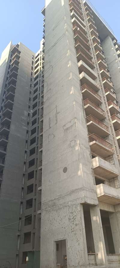 Mughe Tiles ,Stone aur IPS Flooring krne wale Mason(Mistri) aur Helper chahiye .....Noida me 3 Highrise Tower me kaam h.