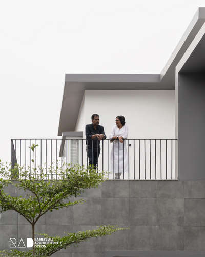 As daylight fades, the architecture reveals a new character. A home that glows with quiet confidence. Vineesh – Dhanya Residence.

#nightarchitecture #architecturallighting #eveningmood #luxuryresidence #exteriordesign #architecturekerala #lightingdesign #modernhome #designedbyrad #rameesali #studiorameesali