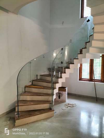 #STAIR WITH BEND GLASS