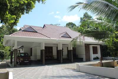 Completed project. Area - 2250 sqft.
#TraditionalHouse #trussroof #SlopingRoofHouse #ElevationHome #indoorcourtyad