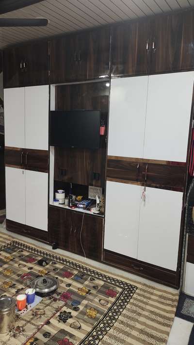 box  almari square feet 250
