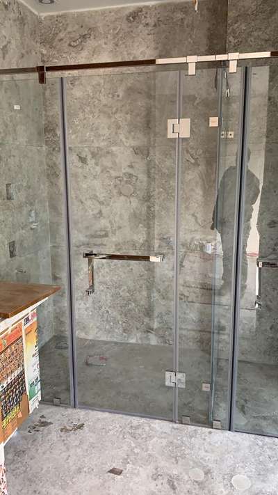 Bathroom glass inclosar